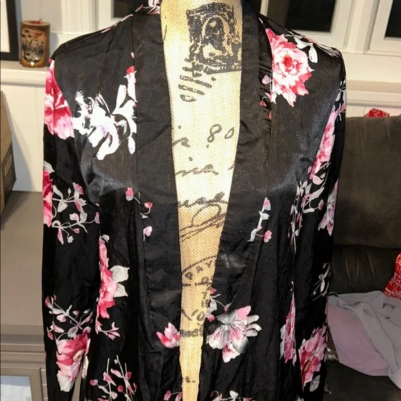 Floral Black and Pink Women's Kimono/robe - Picture 2 of 3
